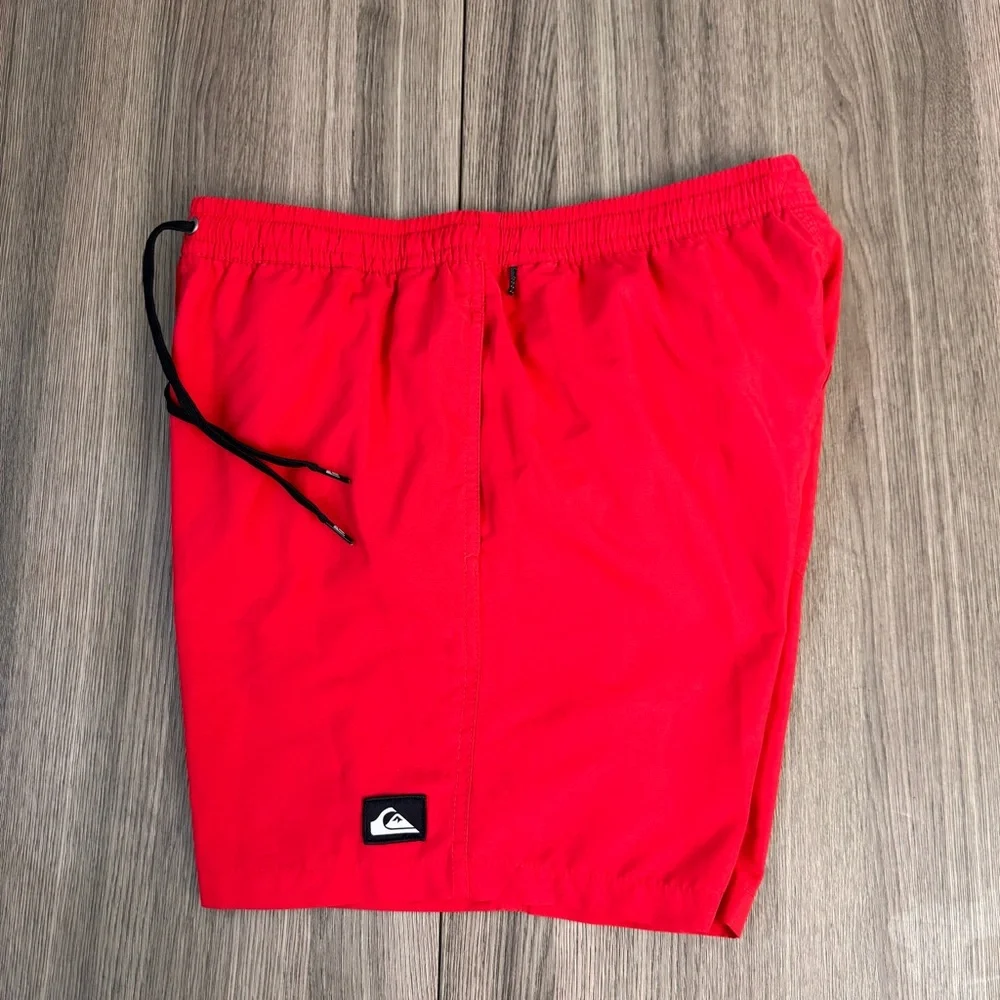 Quiksilver Red Swim Trunks Men’s Medium Board Shorts Lined Inseam: 7”